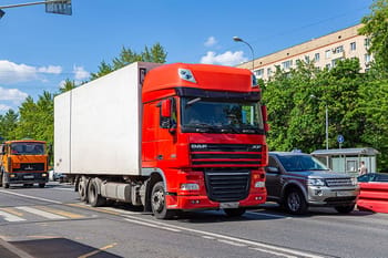 Поддержание мощности двигателей DAF XF-105: Восстановите герметичность двигателя до заводских настроек и предотвратите серьезные повреждения с помощью комплекта верхних прокладок Victor Reinz 02-35540-01 (683657).
